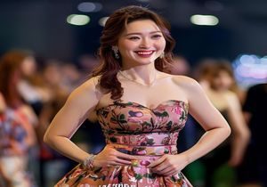 丰满身材女艺人穿着印花裹身裙出席活动，曲线优美，自信笑容感染全场，完美诠释巨乳美女的魅力与自信