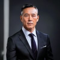 品牌运营总监张明的职业形象照，身着简洁商务装，神情专注自信，展现出成熟稳重的职业风范